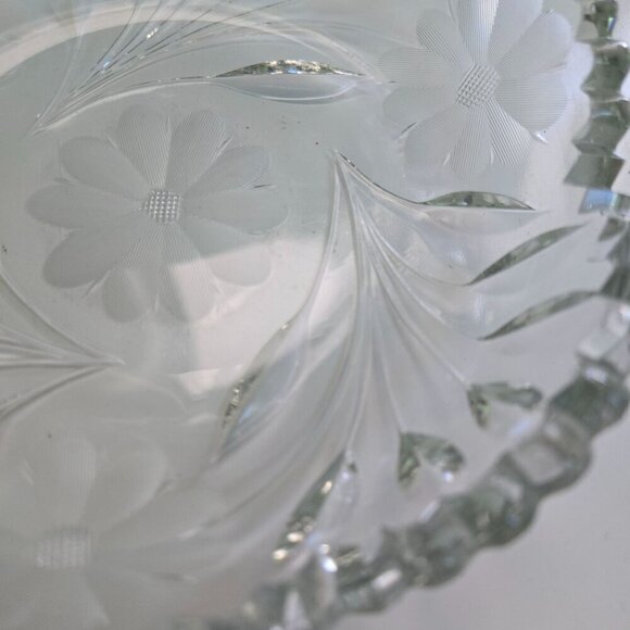 Vintage Lead Crystal Etched Wheel Cut Daisies Cut Glass Leaf Trinket Candy Dish - Picture 3 of 5